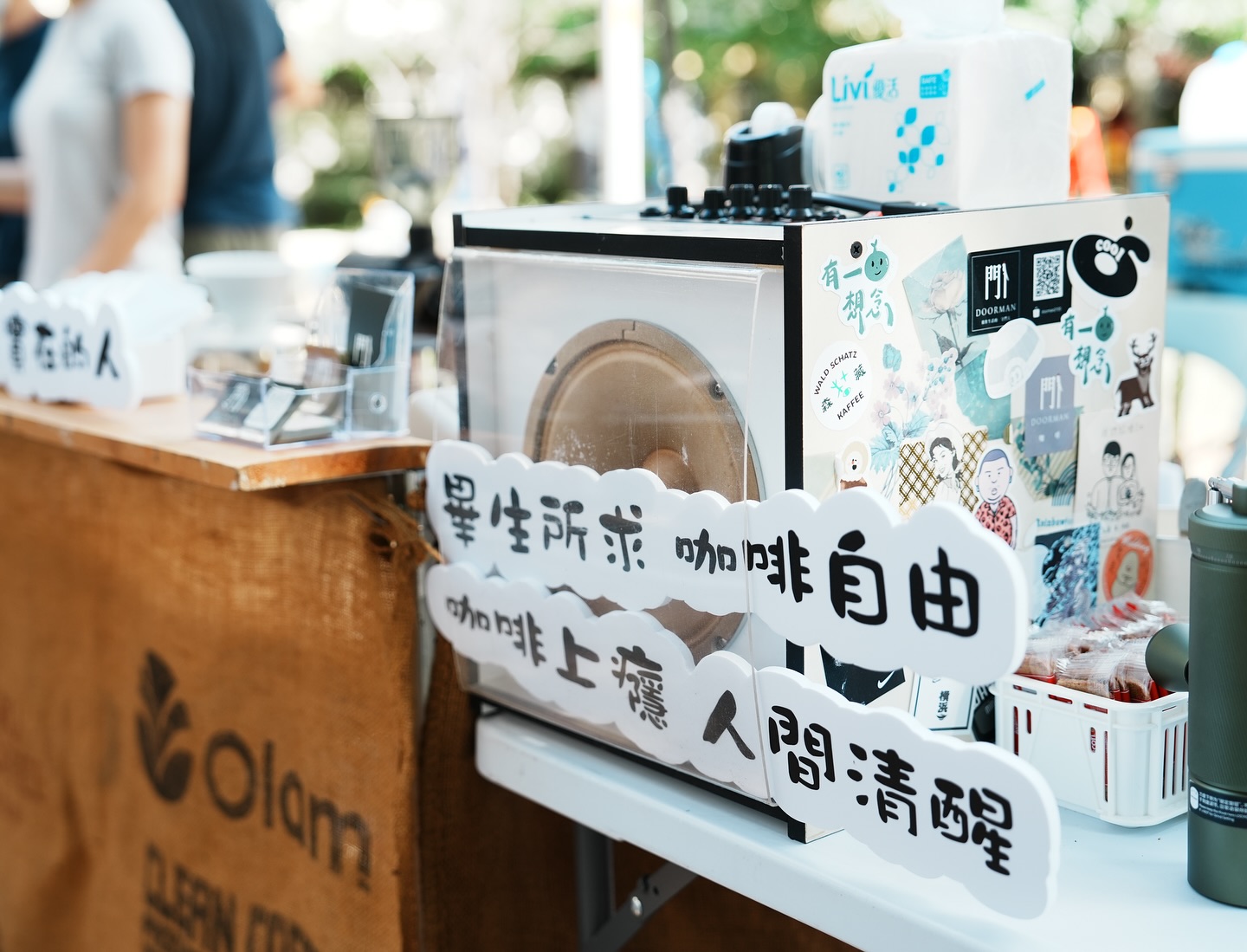 門人咖啡市集攤位上的手寫標語與咖啡設備